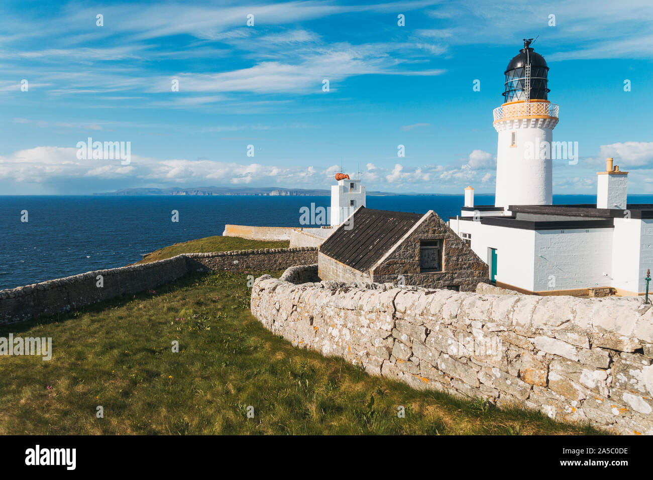 L'Dunnett Head Lighthouse sur une bonne après-midi ensoleillée, au point le plus septentrional de l'UK mainland Banque D'Images