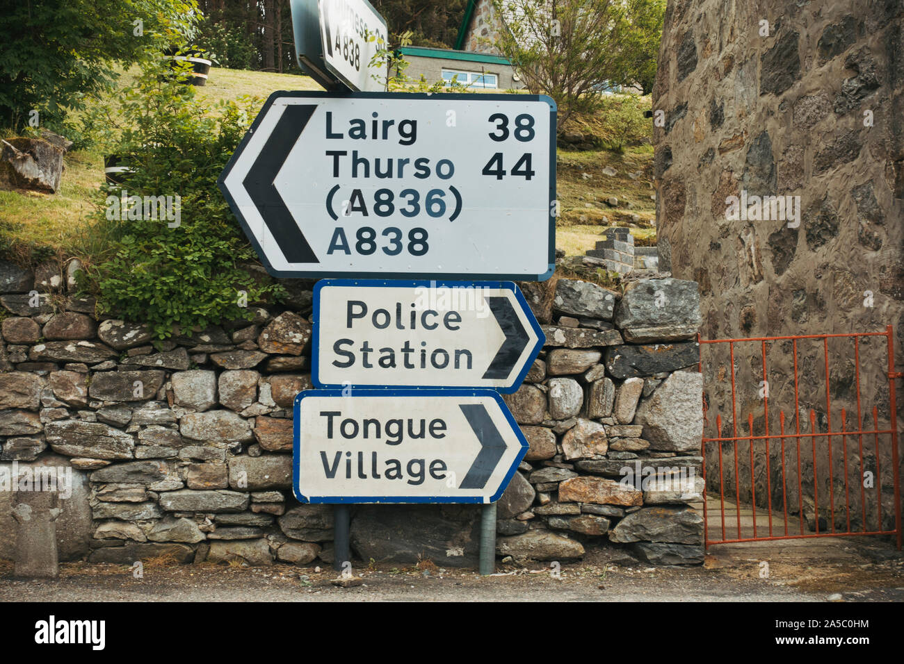 Les panneaux de signalisation indiquent les directions entre langue et Thurso, à une intersection dans la langue, nord-ouest de l'Ecosse, Highland Banque D'Images