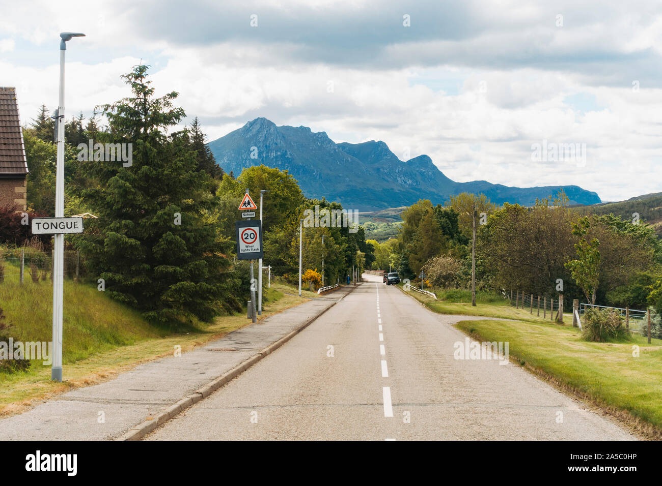 En regardant la route principale dans la langue, un village dans le nord-ouest de Highland, en Écosse. Un panneau routier affiche le nom de la ville Banque D'Images