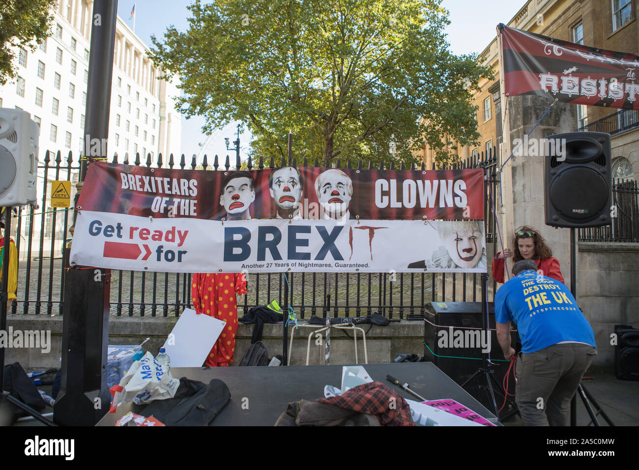 Centaines de milliers de partisans du "vote du peuple' convergent sur Westminster pour un "dernier mot" sur le premier ministre Boris Johnson dans les Brexit traiter. Les hommes politiques aux côtés des stars sont d'aborder le rallye à la place du Parlement. Les députés se préparent à voter à la Chambre des communes le récemment renégocié Brexit traiter avec l'Union européenne. Banque D'Images