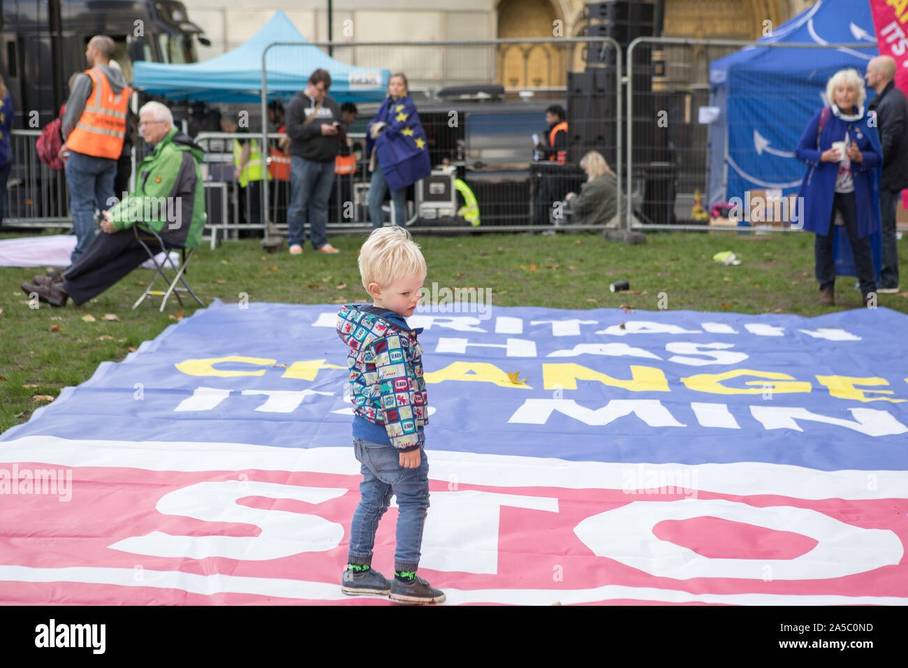 Centaines de milliers de partisans du "vote du peuple' convergent sur Westminster pour un "dernier mot" sur le premier ministre Boris Johnson dans les Brexit traiter. Les hommes politiques aux côtés des stars sont d'aborder le rallye à la place du Parlement. Les députés se préparent à voter à la Chambre des communes le récemment renégocié Brexit traiter avec l'Union européenne. Banque D'Images