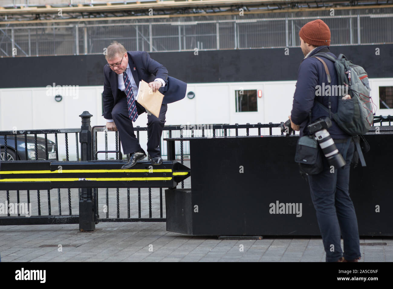 Westminster, London, UK. 19 octobre 2019. Centaines de milliers de partisans du "vote du peuple' convergent sur Westminster pour un "dernier mot" sur le premier ministre Boris Johnson dans les Brexit traiter. Les députés discutent dans la Chambre des communes le récemment renégocié Brexit traiter. Mark Francois MP, vice-président du groupe de recherche européen (GRE) saute sur un obstacle à la Chambre des communes. Banque D'Images