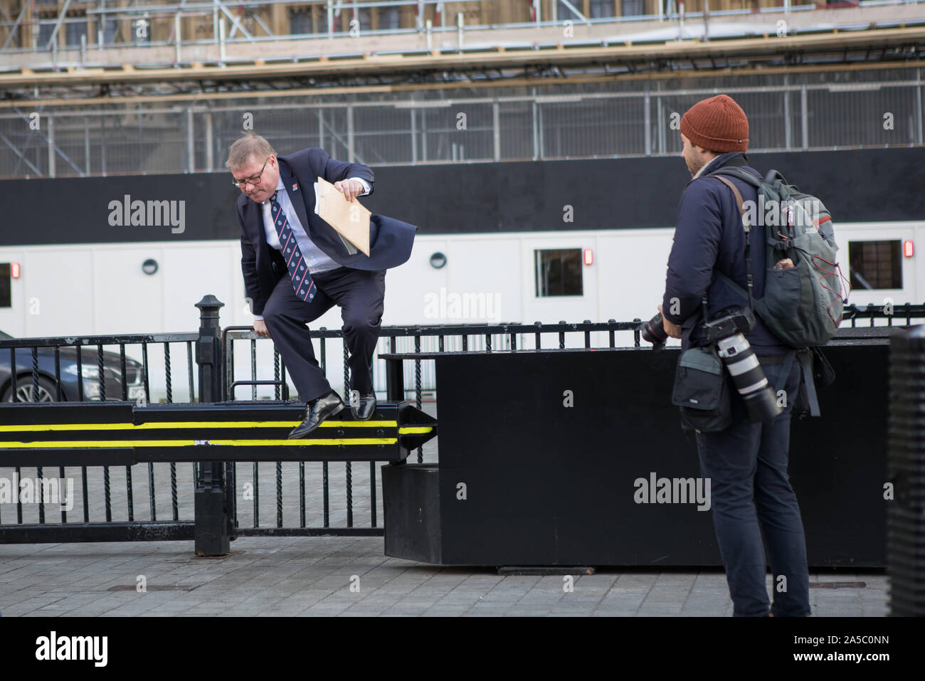 Westminster, London, UK. 19 octobre 2019. Centaines de milliers de partisans du "vote du peuple' convergent sur Westminster pour un "dernier mot" sur le premier ministre Boris Johnson dans les Brexit traiter. Les députés discutent dans la Chambre des communes le récemment renégocié Brexit traiter. Mark Francois MP, vice-président du groupe de recherche européen (GRE) saute sur un obstacle à la Chambre des communes. Banque D'Images