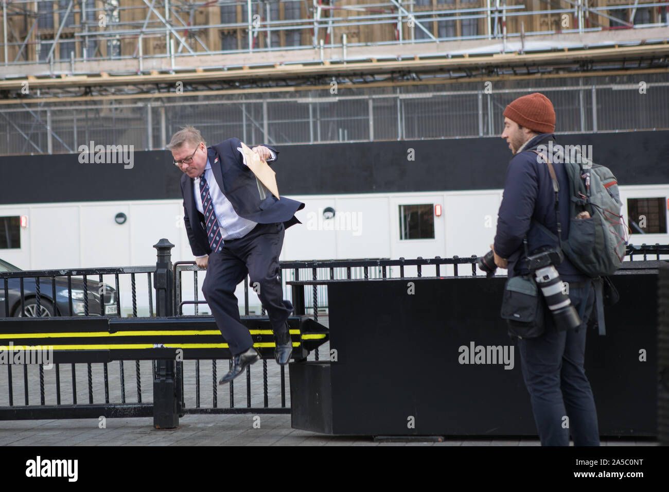 Westminster, London, UK. 19 octobre 2019. Centaines de milliers de partisans du "vote du peuple' convergent sur Westminster pour un "dernier mot" sur le premier ministre Boris Johnson dans les Brexit traiter. Les députés discutent dans la Chambre des communes le récemment renégocié Brexit traiter. Mark Francois MP, vice-président du groupe de recherche européen (GRE) saute sur un obstacle à la Chambre des communes. Banque D'Images
