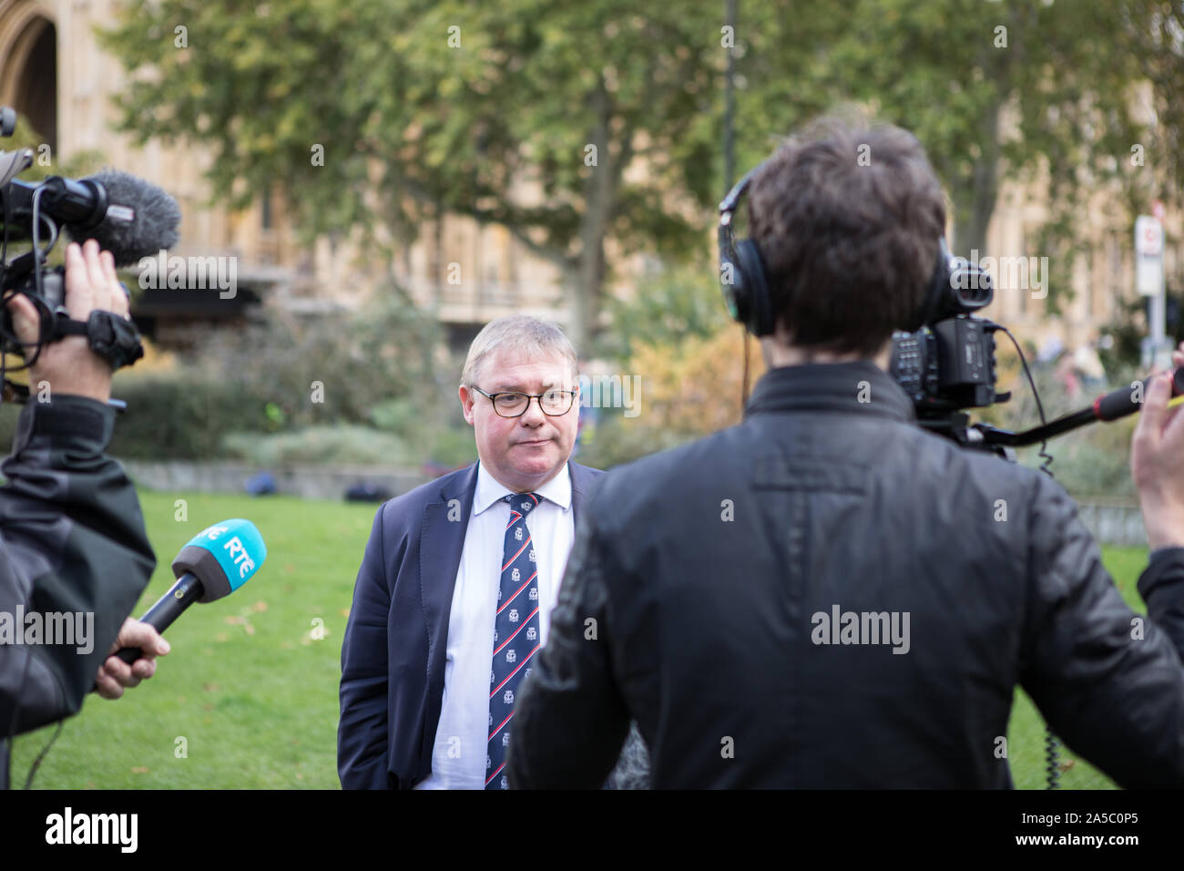 Westminster, London, UK. 19 octobre 2019. Centaines de milliers de partisans du "vote du peuple' convergent sur Westminster pour un "dernier mot" sur le premier ministre Boris Johnson dans les Brexit traiter. Mark Francois MP, vice-président du groupe de recherche européen (GRE) parle aux journalistes des médias au Collège Green en tant que députés débat à la Chambre des communes, le récemment renégocié Brexit traiter. Banque D'Images