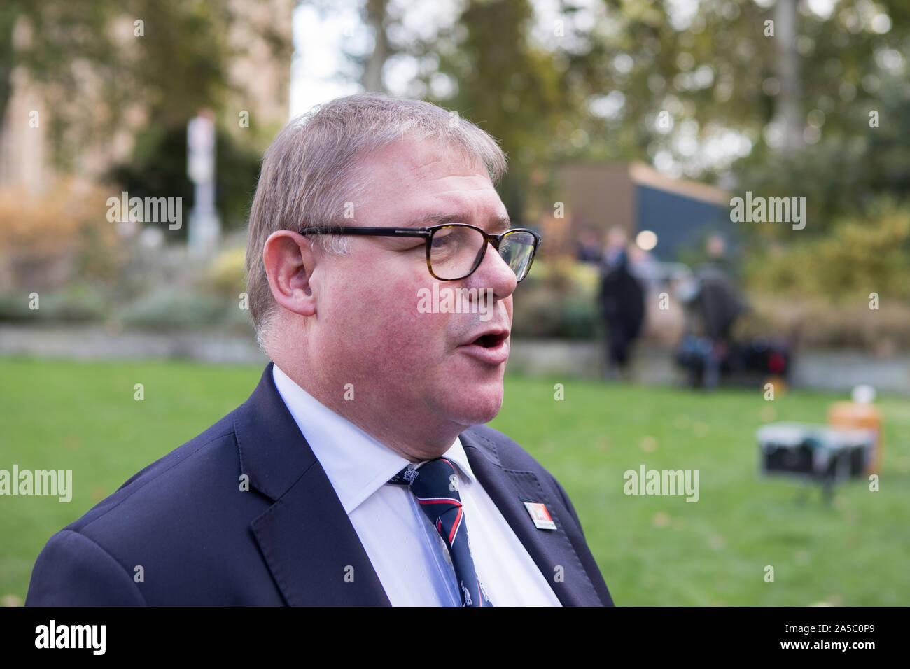 Westminster, London, UK. 19 octobre 2019. Centaines de milliers de partisans du "vote du peuple' convergent sur Westminster pour un "dernier mot" sur le premier ministre Boris Johnson dans les Brexit traiter. Mark Francois MP, vice-président du groupe de recherche européen (GRE) parle aux journalistes des médias au Collège Green en tant que députés débat à la Chambre des communes, le récemment renégocié Brexit traiter. Banque D'Images