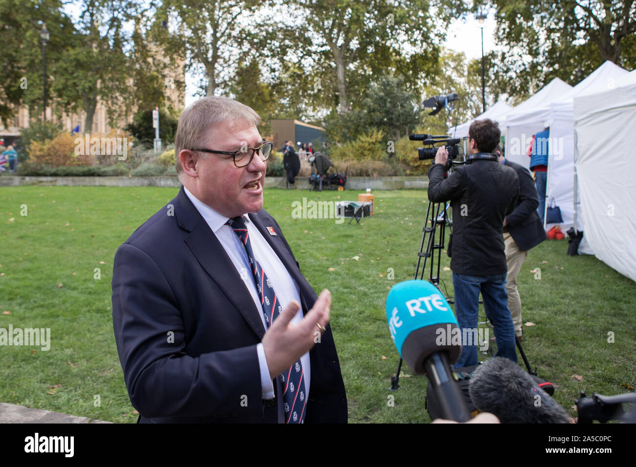 Westminster, London, UK. 19 octobre 2019. Centaines de milliers de partisans du "vote du peuple' convergent sur Westminster pour un "dernier mot" sur le premier ministre Boris Johnson dans les Brexit traiter. Mark Francois MP, vice-président du groupe de recherche européen (GRE) parle aux journalistes des médias au Collège Green en tant que députés débat à la Chambre des communes, le récemment renégocié Brexit traiter. Banque D'Images