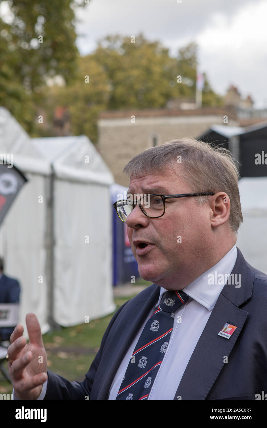 Westminster, London, UK. 19 octobre 2019. Centaines de milliers de partisans du "vote du peuple' convergent sur Westminster pour un "dernier mot" sur le premier ministre Boris Johnson dans les Brexit traiter. Mark Francois MP, vice-président du groupe de recherche européen (GRE) parle aux journalistes des médias au Collège Green en tant que députés débat à la Chambre des communes, le récemment renégocié Brexit traiter. Banque D'Images