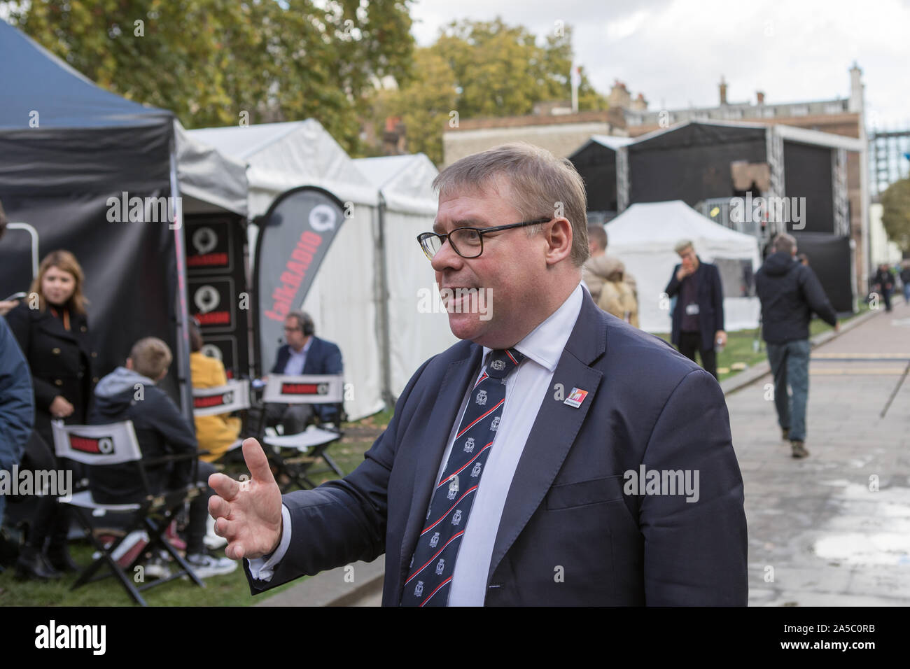Westminster, London, UK. 19 octobre 2019. Centaines de milliers de partisans du "vote du peuple' convergent sur Westminster pour un "dernier mot" sur le premier ministre Boris Johnson dans les Brexit traiter. Mark Francois MP, vice-président du groupe de recherche européen (GRE) parle aux journalistes des médias au Collège Green en tant que députés débat à la Chambre des communes, le récemment renégocié Brexit traiter. Banque D'Images