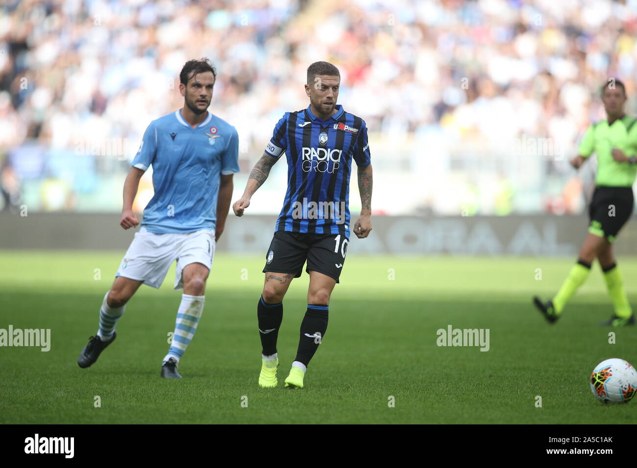 Rome, Italie. 19 Oct, 2019. Rome, Italie - 19 octobre 2019 : l'UPAP GOMEZ (ATALANTA), Marco Parolo (Lazio) en action au cours de la Serie A italienne match de foot entre SS Lazio et Atalanta, au Stade olympique à Rome le 19 octobre 2019. Agence Photo crédit : indépendante/Alamy Live News Banque D'Images