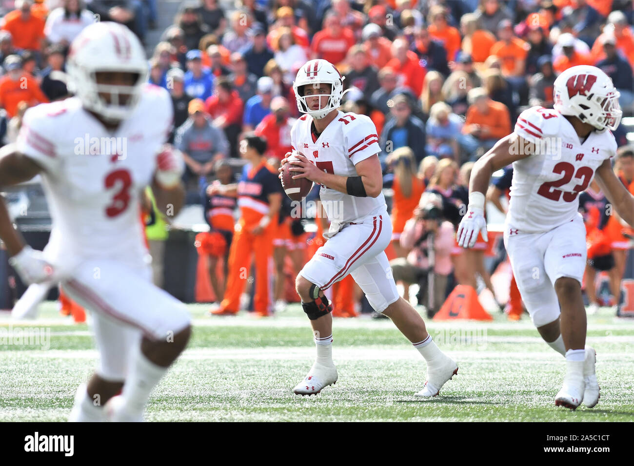 Champaign, Illinois, USA. 19 Oct, 2019. Les blaireaux du Wisconsin quarterback Jack ACA (17) Lancement de la poche pendant la conférence Big Ten NCAA Football jeu entre l'Illinois vs Wisconsin à Memorial Stadium à Champaign, Illinois. Dean Reid/CSM/Alamy Live News Banque D'Images