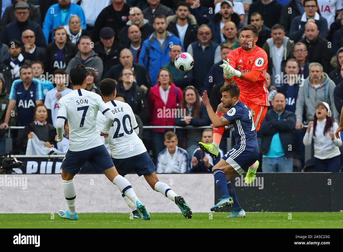 Londres, Royaume-Uni. 19 Oct, 2019. Ben Foster de Watford ne parvient pas à effacer une croix au cours de la Barclays Premier League match entre Tottenham Hotspur et Watford, à Tottenham Hotspur Stadium, Londres, Angleterre le 19 octobre 2019. Action Crédit : Foto Sport/Alamy Live News Banque D'Images