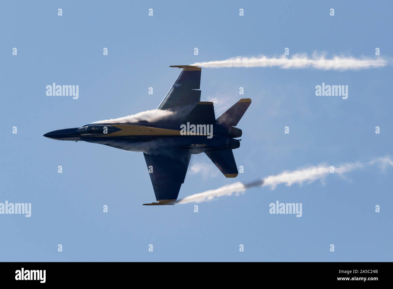 F-18 Hornet Blue Angels avec les vapeurs. Banque D'Images