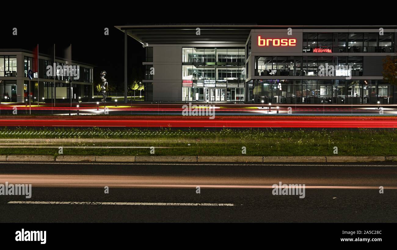 Bamberg, Allemagne. 19 Oct, 2019. L'usine Brose est bien éclairée la nuit. (Tir à longue exposition) Crédit : Nicolas Armer/dpa/Alamy Live News Banque D'Images