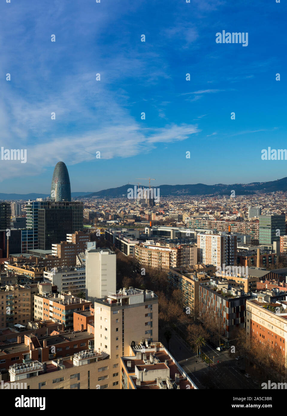 Ville de Barcelone Vue urbaine avec des sites célèbres Torre gloires et s'élevant au-dessus de la Sagrada Familia - Barcelone, Catalogne, Espagne Banque D'Images