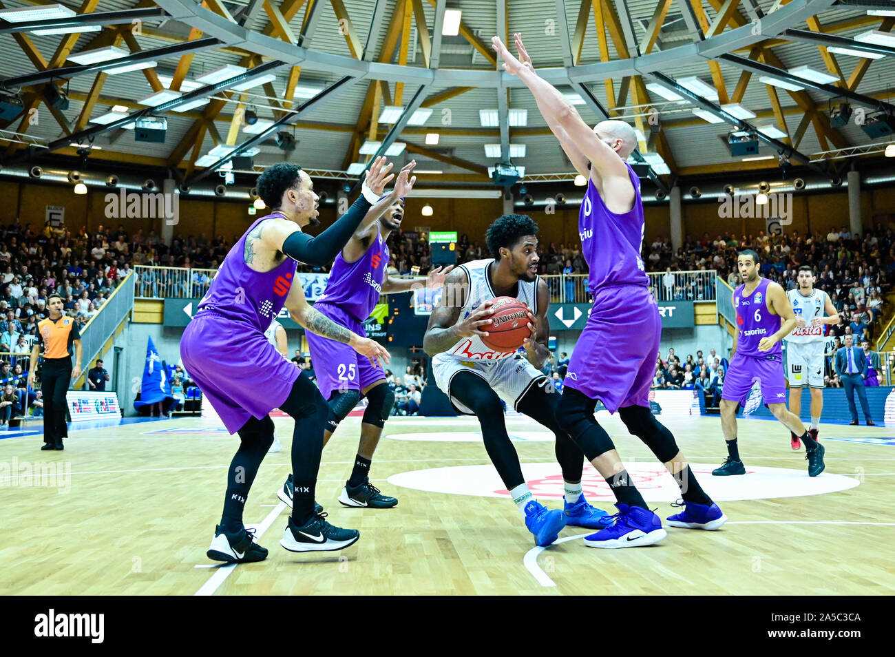 Ilshofen, Allemagne. 19 Oct, 2019. Basket-ball : Bundesliga, Hakro Merlins Crailsheim - BG Göttingen, tour principal, 4e journée, dans l'Arena Hohenlohe. Göttingens Kyan Anderson (l-r), Göttingens Crailsheims Terry Allen, Quincy Ford et Göttingens Dennis Kramer sont sous le panier. Credit : Uwe Anspach/dpa/Alamy Live News Banque D'Images