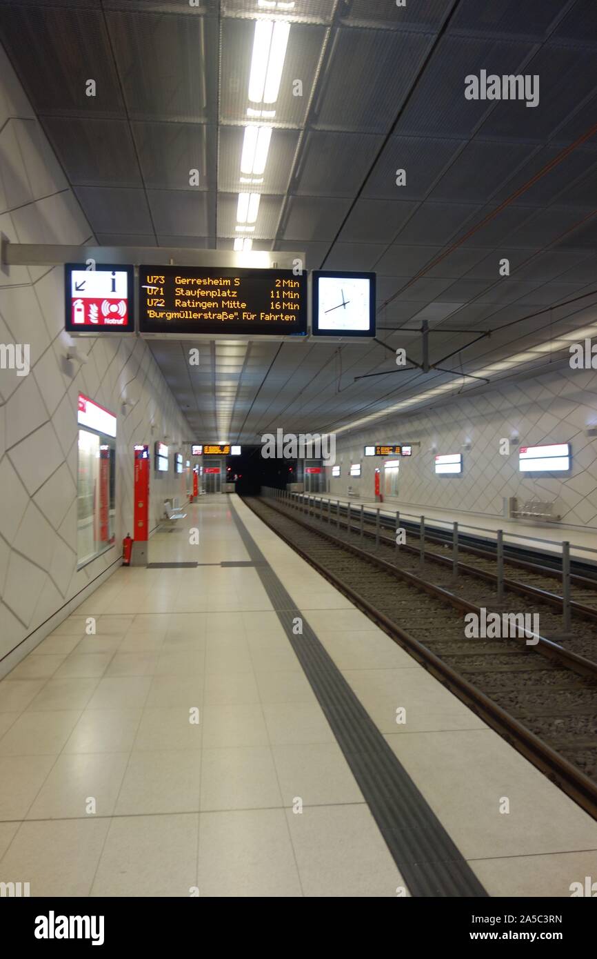 Un métro gare de Dusseldorf, Allemagne. La plate-forme vide. Banque D'Images