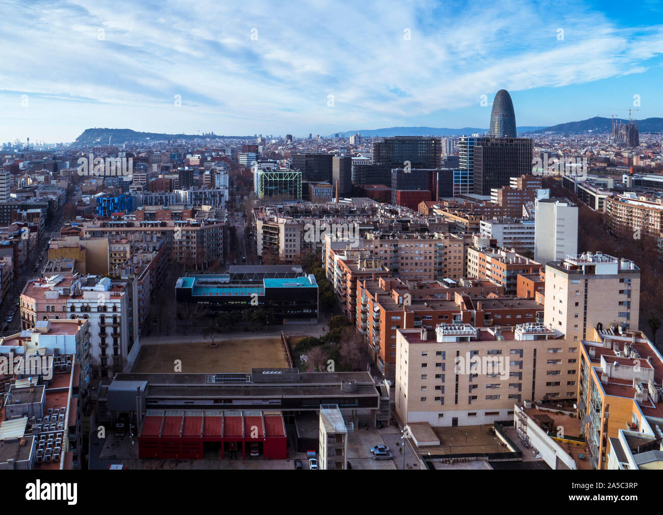 Les toits de Barcelone avec des sites célèbres Torre gloires et La Sagrada Familia s'élevant au-dessus de la ville - Barcelone, Catalogne, Espagne Banque D'Images