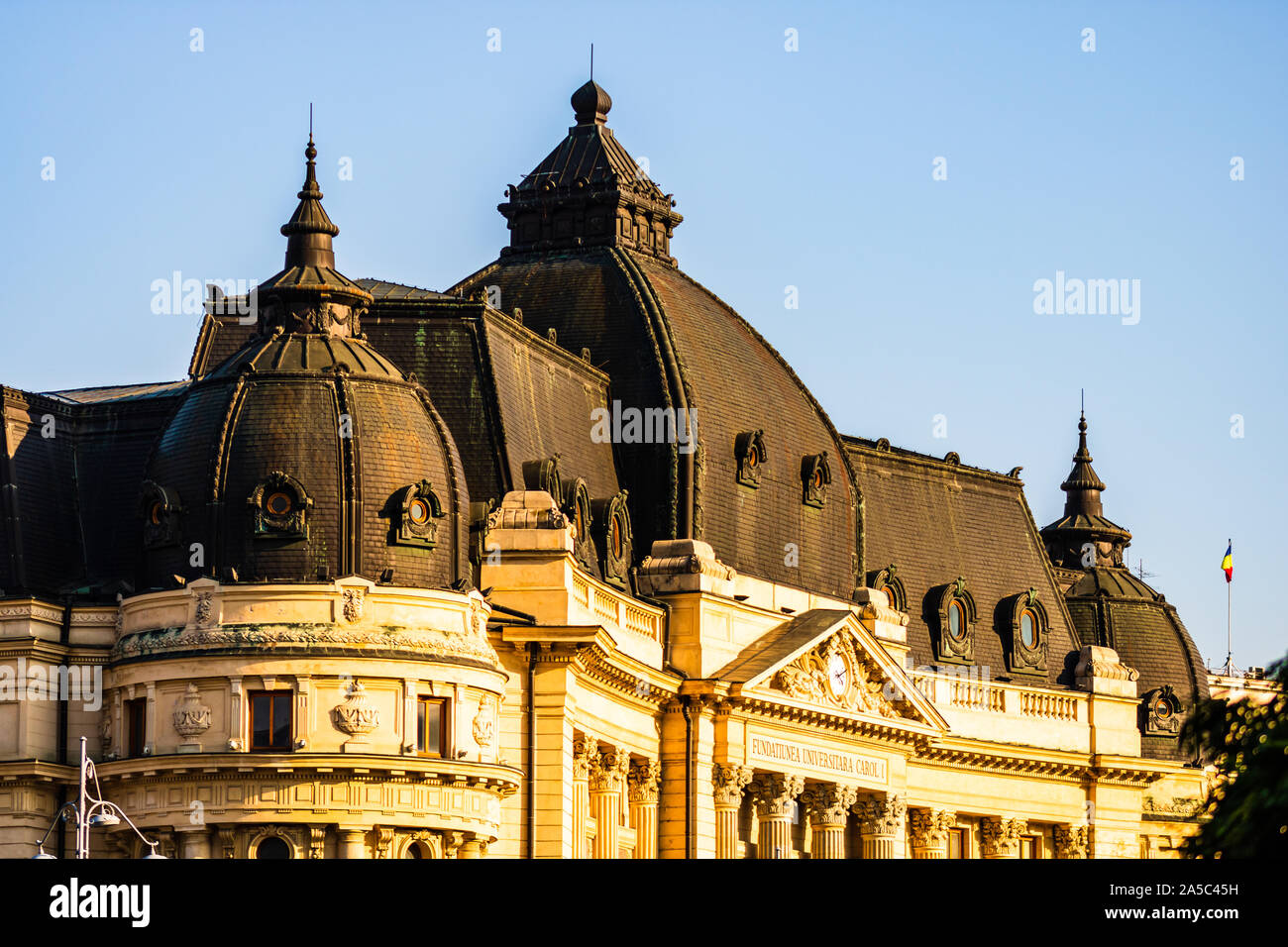Vue détaillée de la Bibliothèque nationale sur la façon Victoriei (Calea Victoriei) à Bucarest, Roumanie, 2019 Banque D'Images