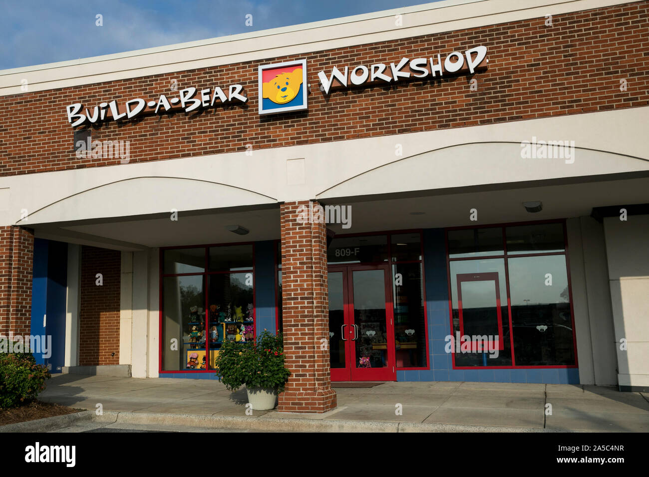 Un logo affiche à l'extérieur d'une Build-A-Bear Workshop store de Greensboro, Caroline du Nord le 15 septembre 2019. Banque D'Images