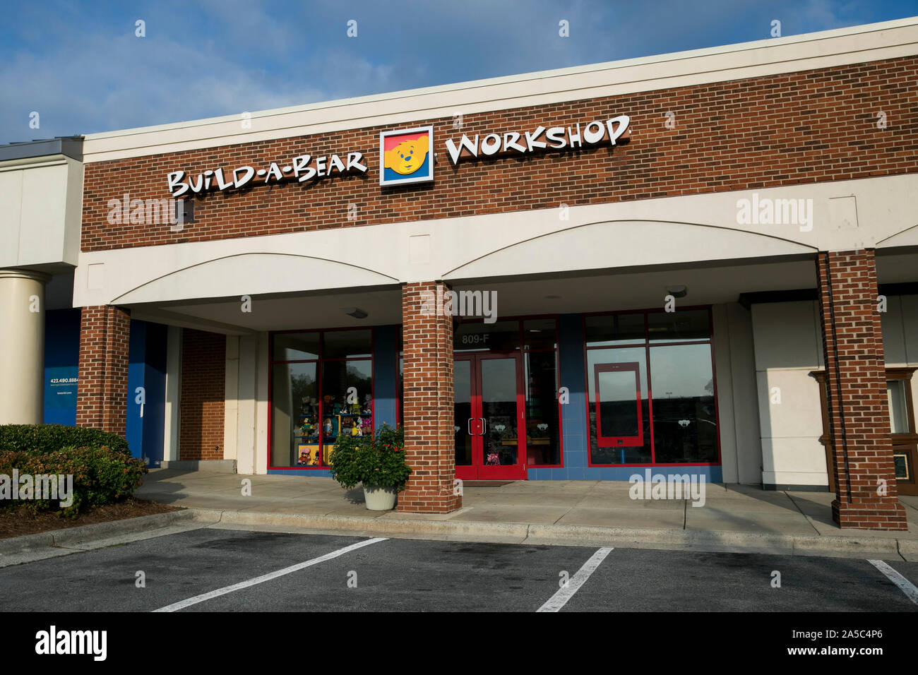 Un logo affiche à l'extérieur d'une Build-A-Bear Workshop store de Greensboro, Caroline du Nord le 15 septembre 2019. Banque D'Images