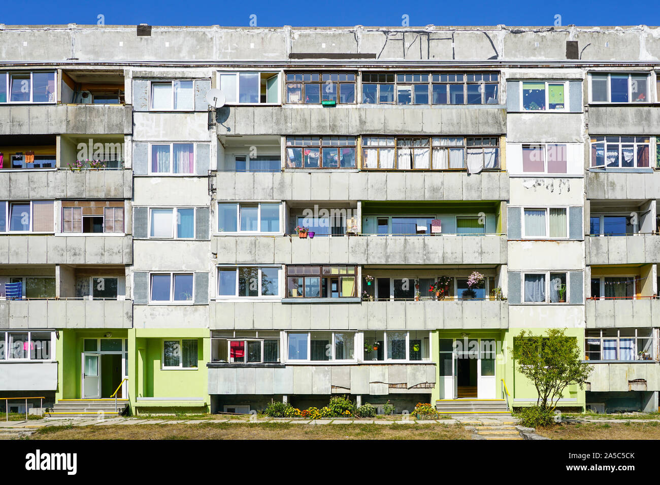 Les pauvres à la banlieue de bloc d'appartements against a blue sky Photo  Stock - Alamy