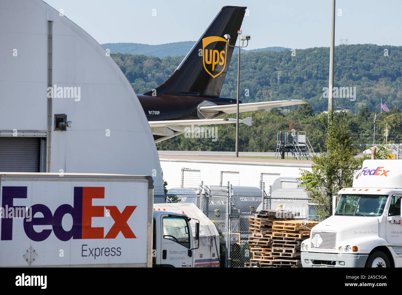 Les camions de fret FedEx Express et d'un UPS (United Parcel Service) Airlines Airbus A300 avion cargo à Roanoke, Virginie le 15 septembre 2019. Banque D'Images