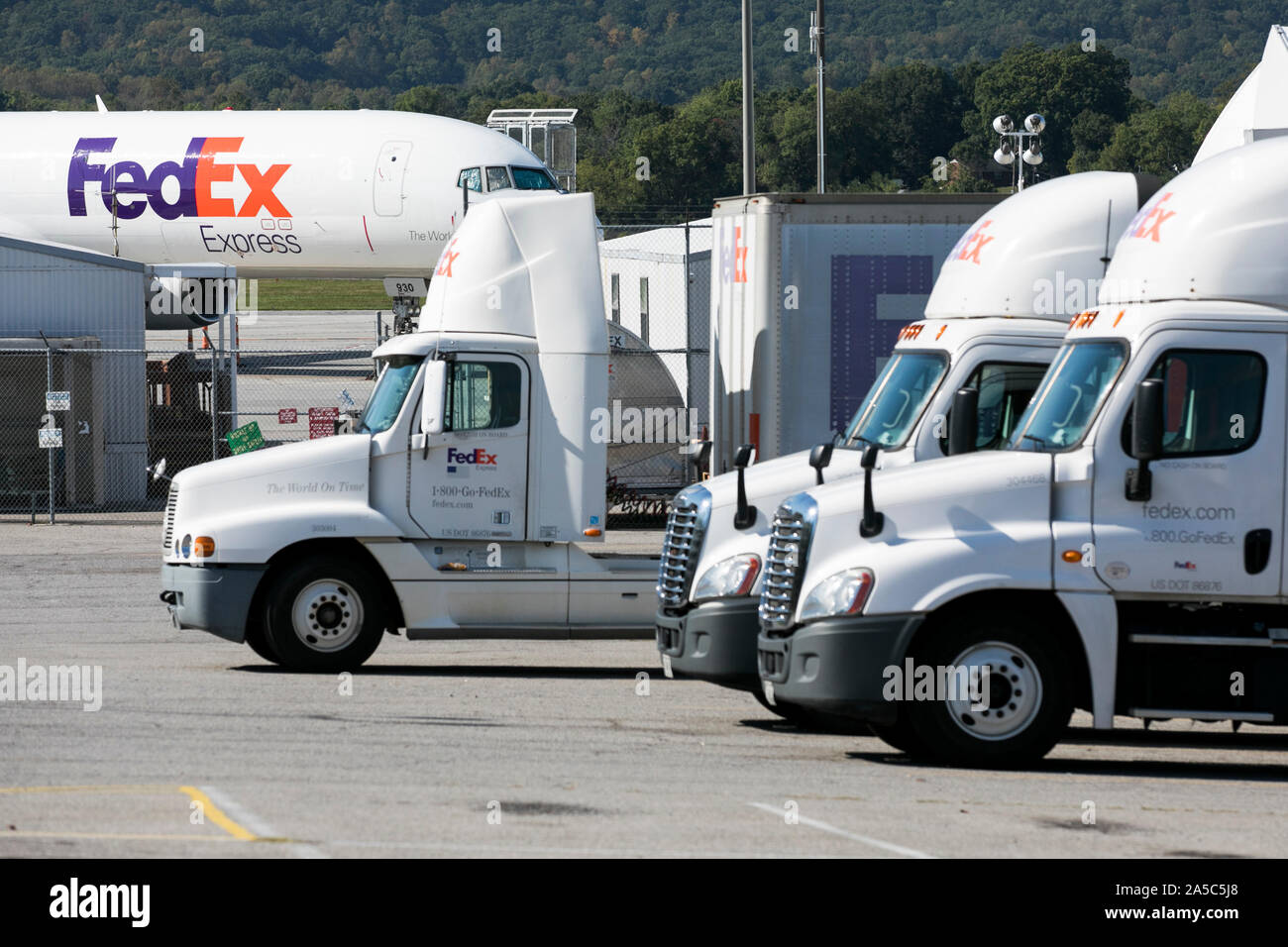 Un Boeing 757 cargo de FedEx et les camions à une installation de fret FedEx à Roanoke, Virginie le 15 septembre 2019. Banque D'Images