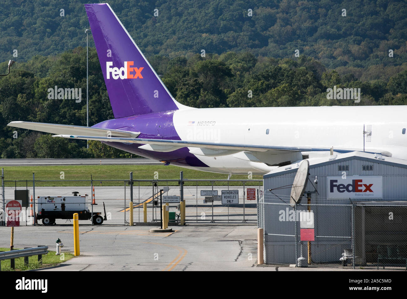 Un Boeing 757 cargo de FedEx et les camions à une installation de fret FedEx à Roanoke, Virginie le 15 septembre 2019. Banque D'Images