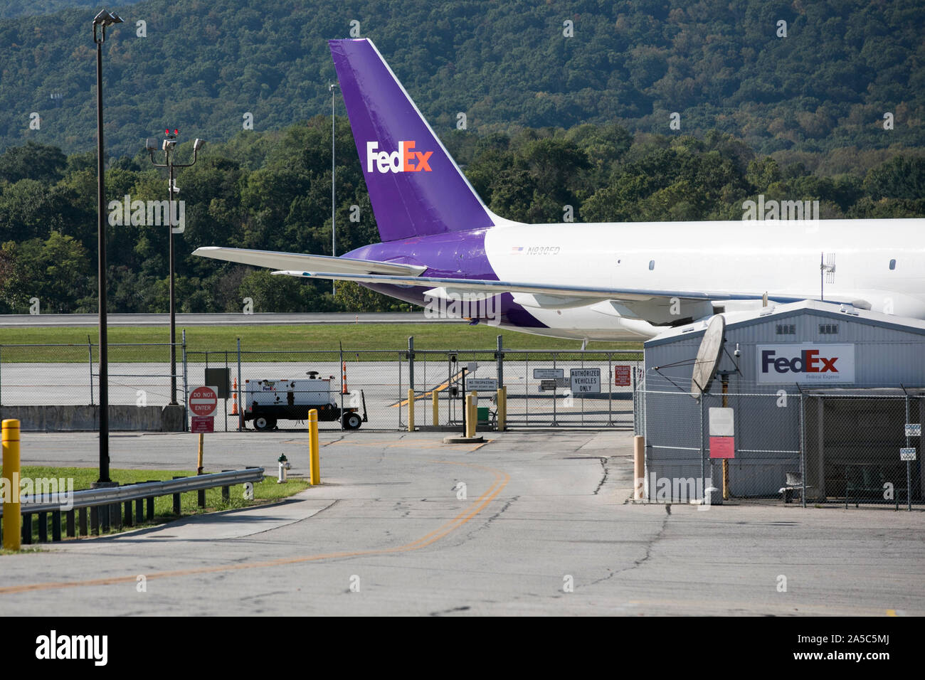 Un Boeing 757 cargo de FedEx et les camions à une installation de fret FedEx à Roanoke, Virginie le 15 septembre 2019. Banque D'Images