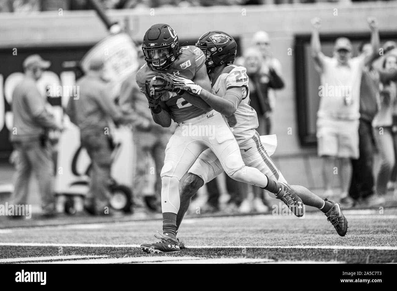 Berkeley, Californie, USA. 19 Oct, 2019. California Golden Bears receveur Jordan Duncan (2) capture un passage et pas dans la zone des buts pour un touché lors de la NCAA football match entre l'Oregon State Beavers et le California Golden Bears à la California Memorial Stadium à Berkeley, Californie. Chris Brown/CSM/Alamy Live News Banque D'Images