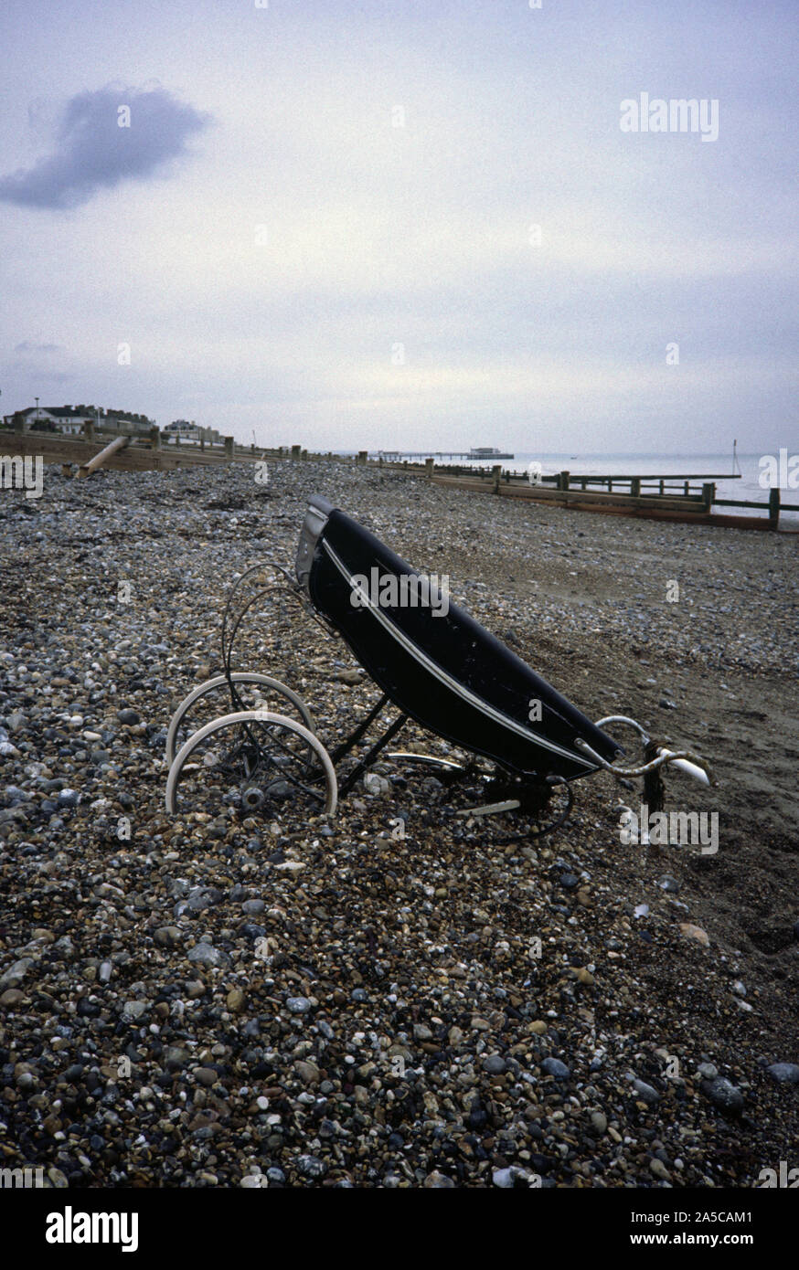 Un Landau Oublier Sur La Plage Worthing Angleterre Sussex Les Objets Perdus Pollution Paysage Objet Perdu Photographie Argentique C Frederic Beaumont Photo Stock Alamy
