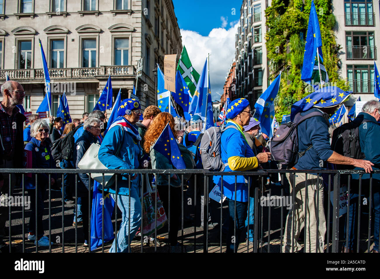 Recueillir des manifestants avec des drapeaux avant la manifestation.quelques jours avant le Brexit devient une réalité, l'une des plus grandes manifestations publiques de l'histoire de la Grande-Bretagne a eu lieu à Londres. Plus d'un million de personnes ont participé en masse à l'extérieur du parlement pour délivrer un message fort et clair pour le gouvernement et les députés qu'ils doivent faire confiance à la population, Boris Johnson, pas de résoudre le Brexit crise. À la place du Parlement, des discours ont été donnés par des politiciens de tous les partis et les voix de célébrités qui soutiennent un vote du peuple. Banque D'Images