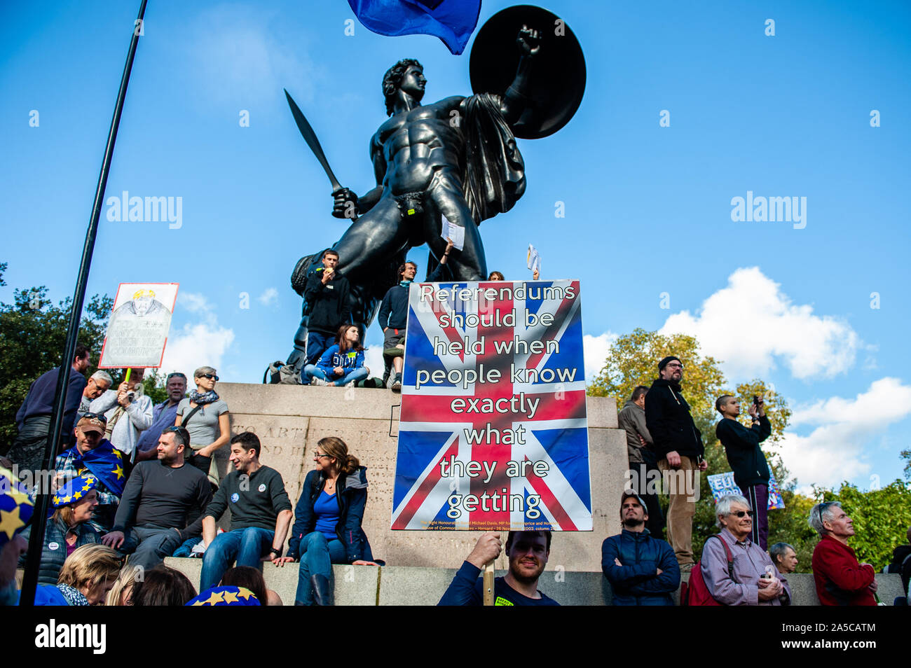Un manifestant est titulaire d'une plaque plus proche d'un monument pendant la manifestation.quelques jours avant le Brexit devient une réalité, l'une des plus grandes manifestations publiques de l'histoire de la Grande-Bretagne a eu lieu à Londres. Plus d'un million de personnes ont participé en masse à l'extérieur du parlement pour délivrer un message fort et clair pour le gouvernement et les députés qu'ils doivent faire confiance à la population, Boris Johnson, pas de résoudre le Brexit crise. À la place du Parlement, des discours ont été donnés par des politiciens de tous les partis et les voix de célébrités qui soutiennent un vote du peuple. Banque D'Images