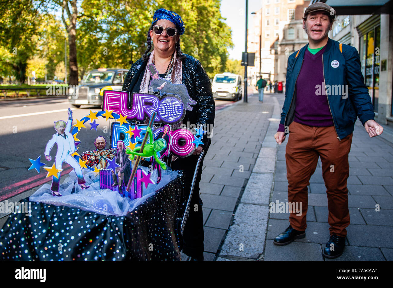 Un couple vu prêt pour la démonstration.quelques jours avant le Brexit devient une réalité, l'une des plus grandes manifestations publiques de l'histoire de la Grande-Bretagne a eu lieu à Londres. Plus d'un million de personnes ont participé en masse à l'extérieur du parlement pour délivrer un message fort et clair pour le gouvernement et les députés qu'ils doivent faire confiance à la population, Boris Johnson, pas de résoudre le Brexit crise. À la place du Parlement, des discours ont été donnés par des politiciens de tous les partis et les voix de célébrités qui soutiennent un vote du peuple. Banque D'Images