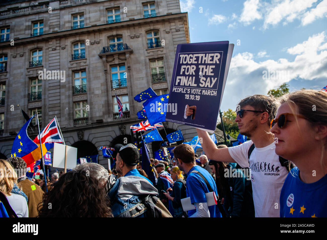 Un partisan de l'Union européenne pro tient une pancarte qui dit : ensemble pour le dernier mot, lors de la démonstration.quelques jours avant le Brexit devient une réalité, l'une des plus grandes manifestations publiques de l'histoire de la Grande-Bretagne a eu lieu à Londres. Plus d'un million de personnes ont participé en masse à l'extérieur du parlement pour délivrer un message fort et clair pour le gouvernement et les députés qu'ils doivent faire confiance à la population, Boris Johnson, pas de résoudre le Brexit crise. À la place du Parlement, des discours ont été donnés par des politiciens de tous les partis et les voix de célébrités qui soutiennent un vote du peuple. Banque D'Images