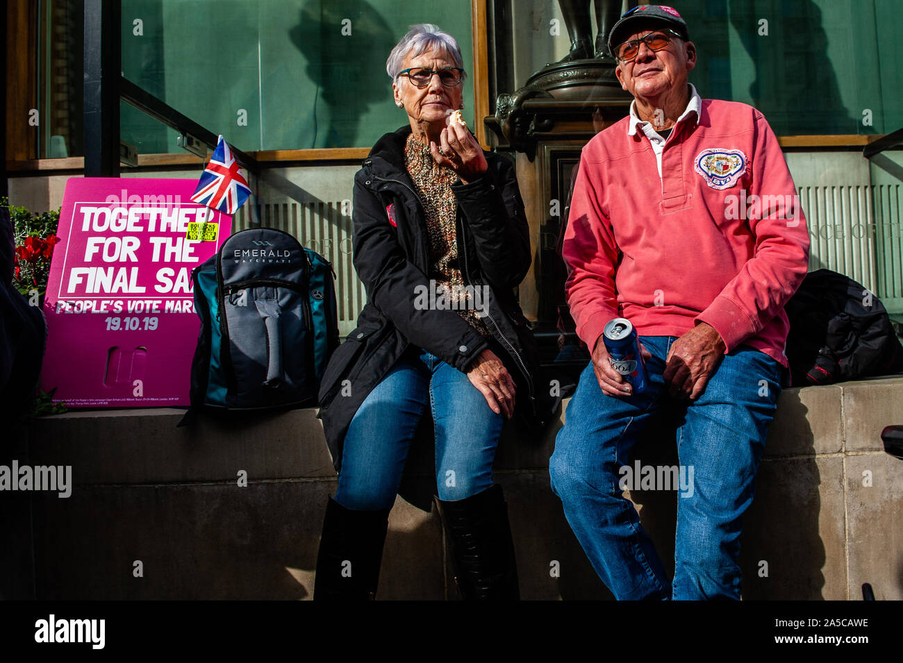 Quelques sièges que les manifestants passent pendant la manifestation.quelques jours avant le Brexit devient une réalité, l'une des plus grandes manifestations publiques de l'histoire de la Grande-Bretagne a eu lieu à Londres. Plus d'un million de personnes ont participé en masse à l'extérieur du parlement pour délivrer un message fort et clair pour le gouvernement et les députés qu'ils doivent faire confiance à la population, Boris Johnson, pas de résoudre le Brexit crise. À la place du Parlement, des discours ont été donnés par des politiciens de tous les partis et les voix de célébrités qui soutiennent un vote du peuple. Banque D'Images