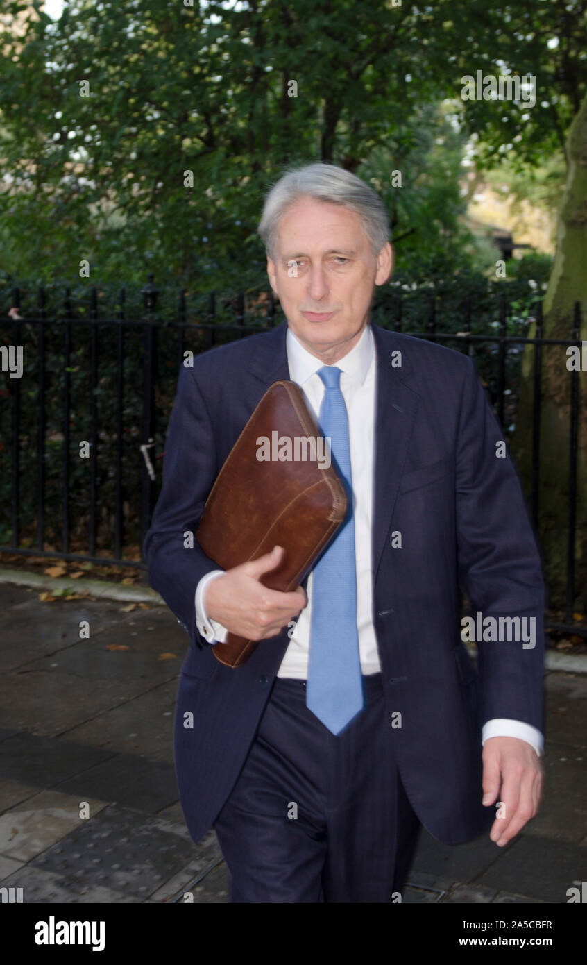 Philip Hammond MP, l'ancien chancelier, Conservateur, met le Parlement après la défaite en Super Brexit voter samedi. Banque D'Images