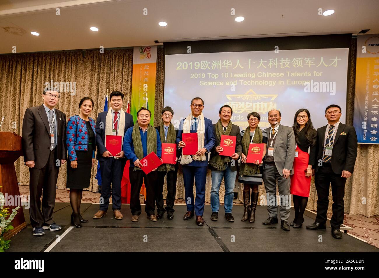 (191019) -- Dun Laoghaire (Irlande), le 19 octobre 2019 (Xinhua) -- Les gagnants de 2019 "Top 10 des talents chinois de la science et de la technologie en Europe" posent pour une photo de groupe lors de la cérémonie de clôture du 11e Forum européen organisé par la Federation of Chinese Association professionnelle en Europe (FCPAE) à Dun Laoghaire, une ville balnéaire au sud de Dublin, Irlande, le 19 octobre 2019. Le 11ème Forum européen conclu à Dun Laoghaire, le samedi. (Xinhua) Banque D'Images