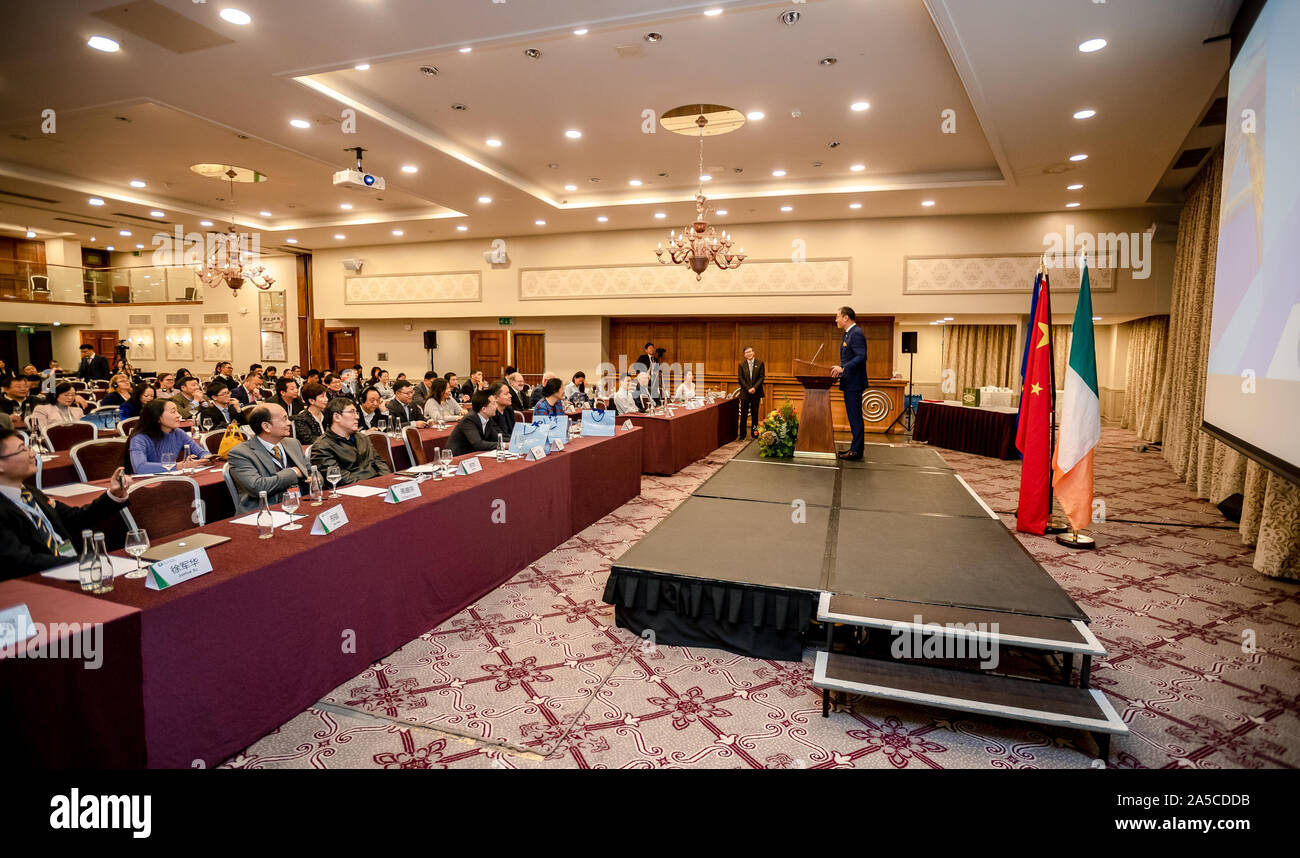 (191019) -- Dun Laoghaire (Irlande), le 19 octobre 2019 (Xinhua) -- Les participants assisteront à une conférence de la 11e Forum européen organisé par la Federation of Chinese Association professionnelle en Europe (FCPAE) à Dun Laoghaire, une ville balnéaire au sud de Dublin, Irlande, le 19 octobre 2019. Le 11ème Forum européen conclu à Dun Laoghaire, le samedi. (Xinhua) Banque D'Images