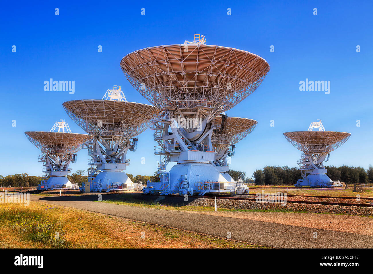 Les plates-formes ferroviaires et des plats des antennes mobiles dans le cadre de tableau de radio télescopes pour observer des objets astronomiques à distance en Australie de Coonabarabran Banque D'Images