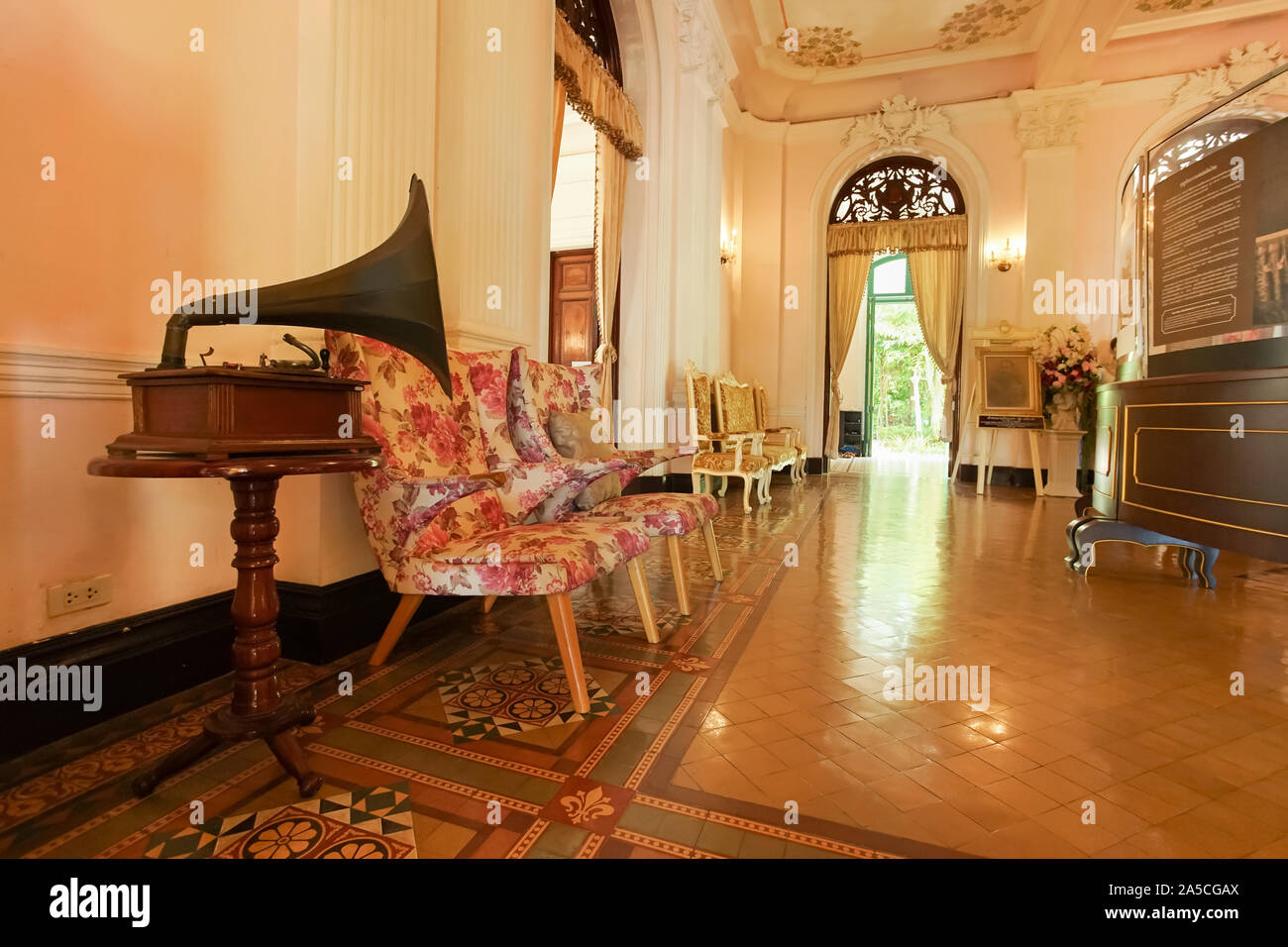 La Thaïlande, Prachinburi - Août 26, 2019 : l'intérieur du bâtiment en Chaophraya Abhaibhubejhr Abhaibhubejhr Chaophraya Hôpital. Banque D'Images