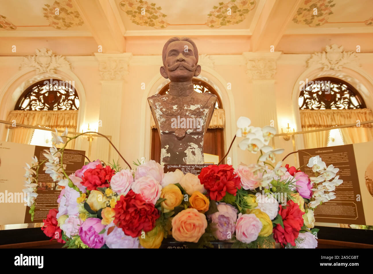 La Thaïlande, Prachinburi - Août 26, 2019 : Statue de Thai herbal dans Abhaibhubejhr Abhaibhubejhr Chaophraya légende Thai Herbal Medicine Museum. Banque D'Images