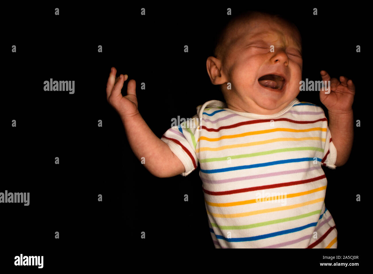 Un Bebe De 2 Mois Pose Sur Un Fond Noir Parfait Pour Les Memes Avec Copie Espace Photo Stock Alamy