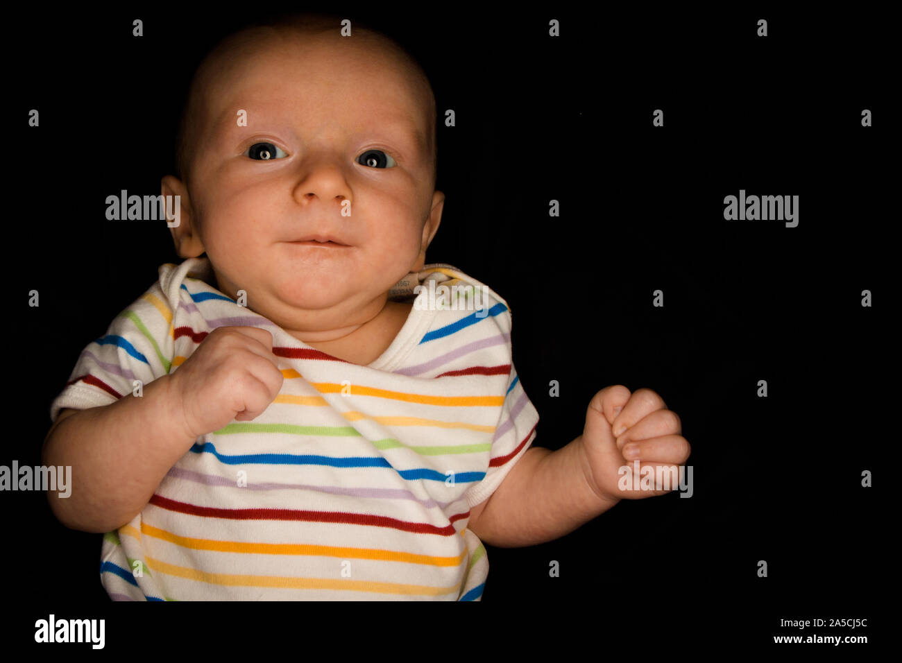 Un Bebe De 2 Mois Pose Sur Un Fond Noir Parfait Pour Les Memes Avec Copie Espace Photo Stock Alamy