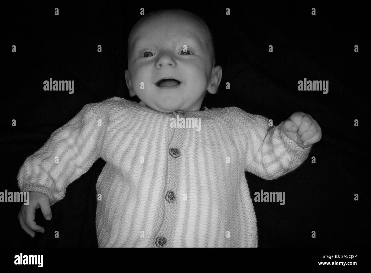 Un Bebe De Trois Mois Pose Sur Un Fond Noir Parfait Pour Les Memes Avec Copie Espace Photo Stock Alamy
