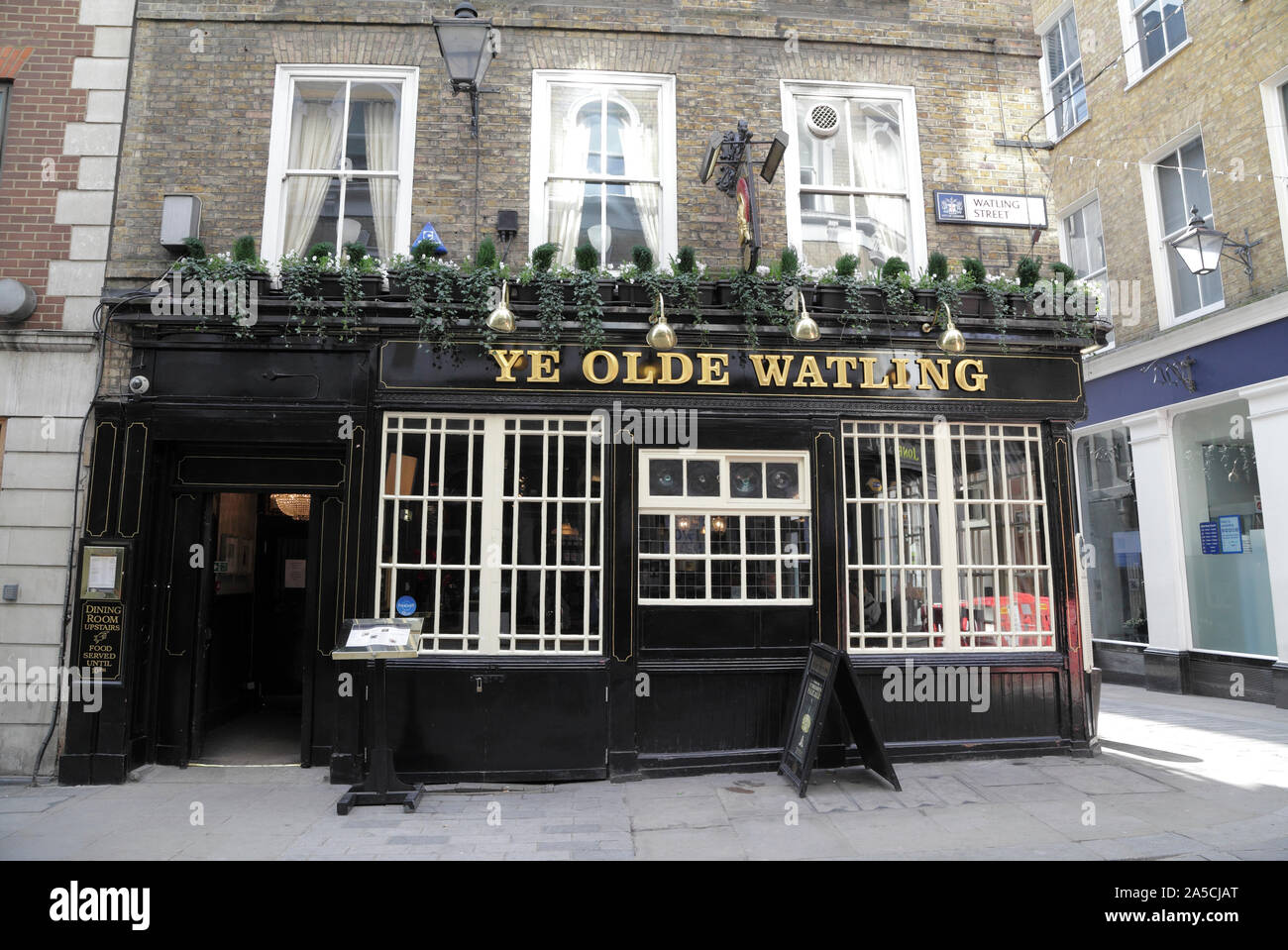 Ye Olde Watling pub, Watling Street, City of London, UK Banque D'Images