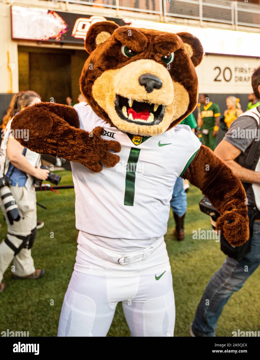 Stillwater, Oklahoma, USA. 19 Oct, 2019. La mascotte de Baylor enthousiastes pour les gagner les Oklahoma State Cowboys le samedi 19 octobre, 2019 à Boone Pickens Stadium à Stillwater, Oklahoma. Credit : Nicholas Rutledge/ZUMA/Alamy Fil Live News Banque D'Images