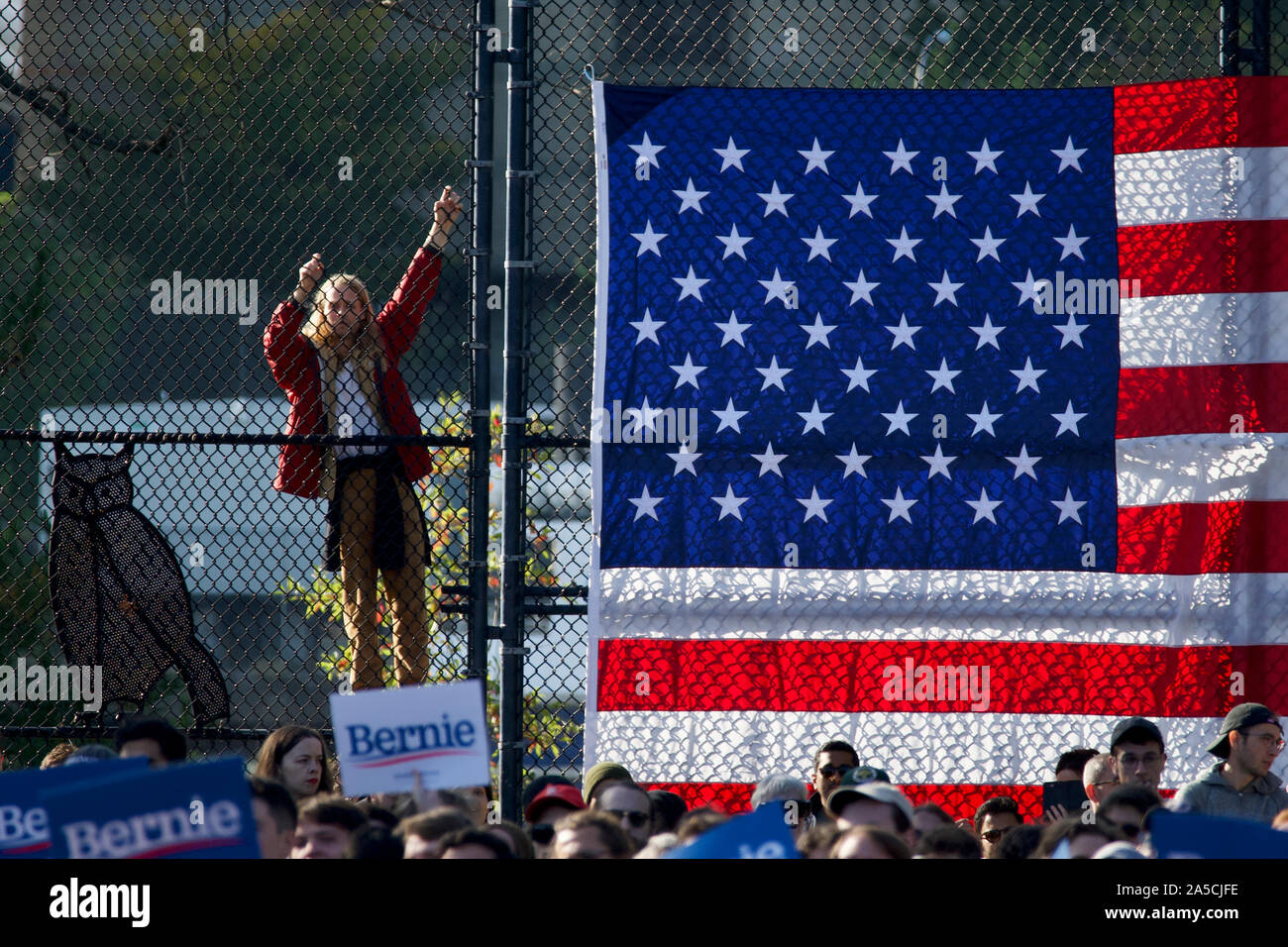 New York City, United States. 19 Oct, 2019. Partisans dans la foule écouter comme candidat démocratique Sen. Bernie Sanders parle sur scène lors d'un Bernie's Back rassemblement à Queens, NY, le 19 octobre 2019. À l'événement pleins pour Ocasio-Cortez Rép. Alexandria annonce son soutien pour le sénateur du Vermont. Credit : OOgImages/Alamy Live News Banque D'Images