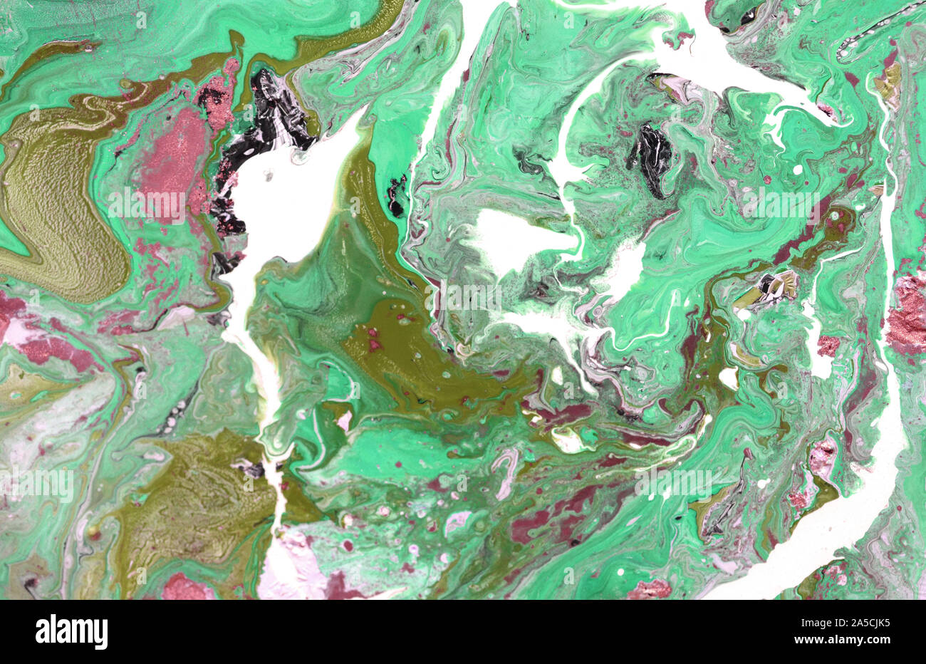 Forêt de couleur vert, rose et gris dim rayures brunes sur toile, le textile, le papier. Pinceau à la main, les gouttes et les traits d'huile ou de la peinture acrylique. Banque D'Images